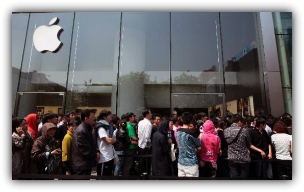 Очередь к белому iPhone 4 в Пекине